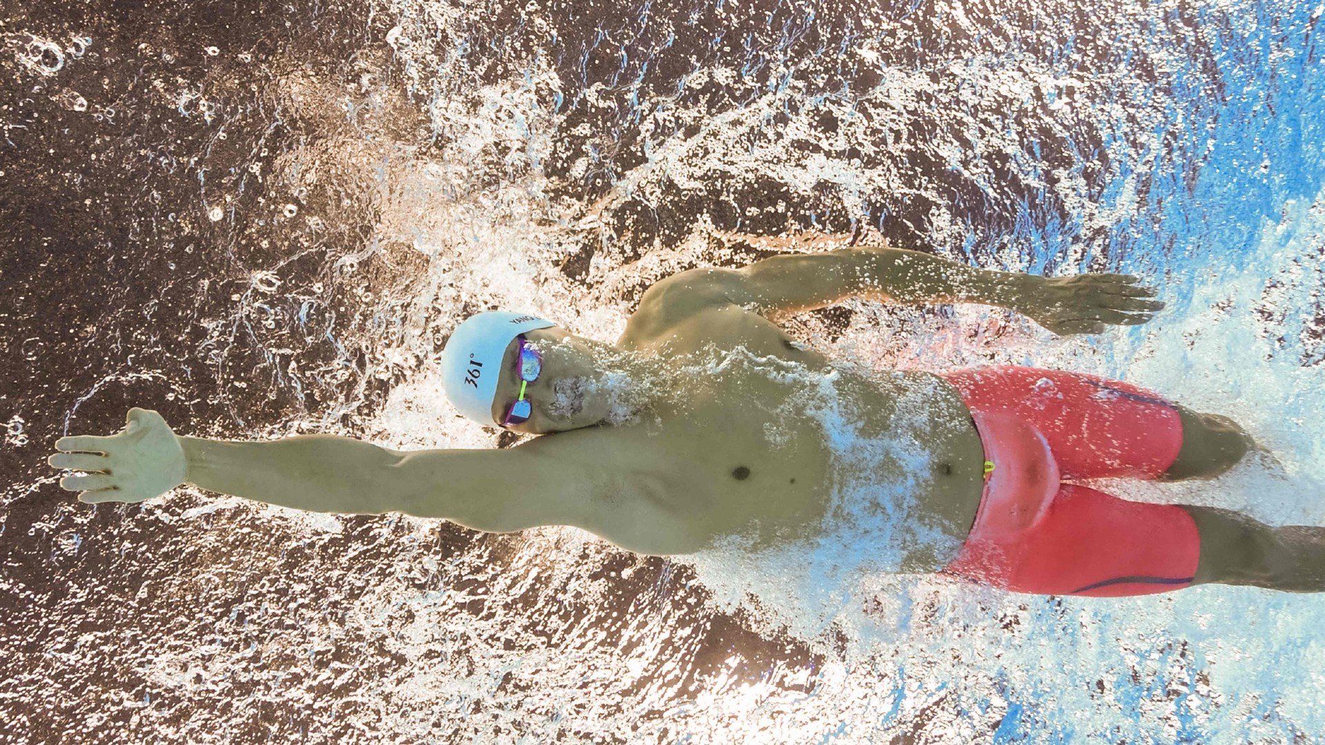 德国女子体操选手在平衡木项目中获得铜牌，德国女子体操运动员